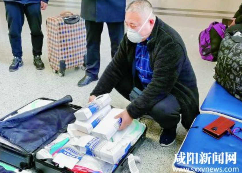  'Shaanxi Người đ&agrave;n &ocirc;ng tốt ' Chen Jun （Sam đ&atilde; mua hơn 1.000 mặt nạ ở nước ngo&agrave;i v&agrave; tặng ch&uacute;ng cho qu&ecirc; hương của m&igrave;nh
